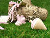 Μπομπονιέρα βάπτισης σβούρα κρεμαστή ζωγραφισμένη σε λευκό & ροζ