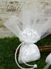 κλασσική μπομπονιέρα γάμου λασέ σε λευκό χρώμα από δαντέλα με κορδόνι ή κορδέλα.