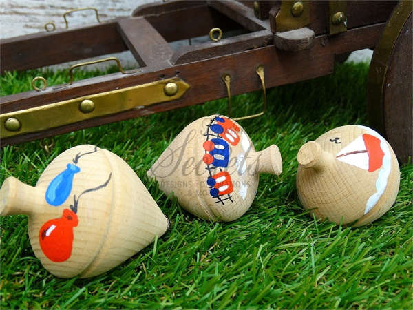 ξύλινες σβούρες για βάπτιση με θέμα τα μπαλόνια ,το τρενάκι και το καραβάκι