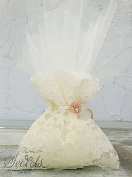 Γαμήλια μπομπονιέρα πουγκί από τούλι και δαντέλα, δεμένη με κορδόνι και διακοσμημένη με λουλουδάκι με πέρλα.