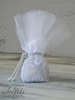 κλασσική μπομπονιέρα γάμου λασέ σε λευκό χρώμα από δαντέλα με κορδόνι ή κορδέλα.