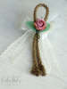 Μπομπονιέρα τριαντάφυλλο με σχοινί και φιόγκο από δαντέλα σε vintage ύφος.