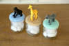 Βαζάκι γυάλινο για μπομπονιέρα βάπτισης, με καπάκι ντυμένο με λινάτσα, σε χρώμα της επιλογής σας με ζωάκια 3D.