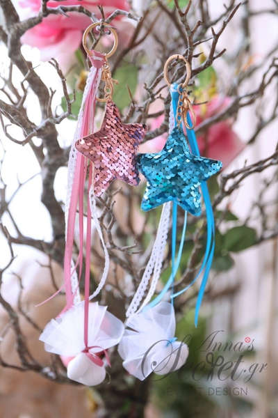 Μπομπονιέρες Χριστουγεννιάτικες για γάμο ή βάπτιση κρεμαστά στολίδια αστεράκια με λαμπερές χρωματιστές παγιέτες.