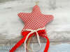 Εικόνα με Μπομπονιέρα χειροποίητο κρεμαστό Χριστουγεννιάτικο στολίδι υφασμάτινο καρώ αστέρι
