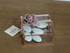 Μπομπονιέρα γάμου γυάλινο κουτάκι, σε χρυσό, ασημί και ροζ χρυσό, με τριαντάφυλλο, κουφέτα Χατζηγιαννάκη