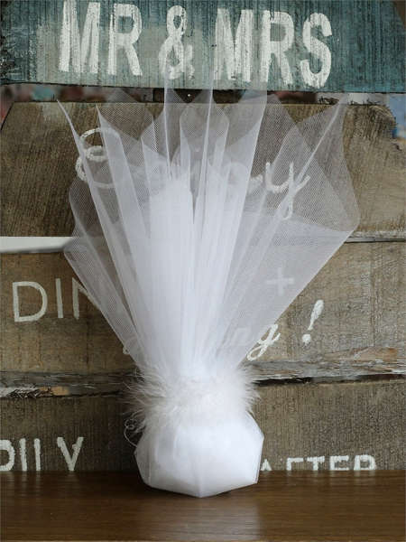 Μπομπονιέρα γάμου απο οργάντζα  σε ιβουάρ χρώμα με γιρλάντα πούπουλο περιμετρικά.