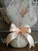 Μπομπονιέρα γάμου πουγκί φλοραλ με σατέν κορδέλα σε χρώμα της επιλογής σας.