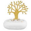 Μπομπονιέρα γάμου με μεταλλικό δέντρο ζωής σε τρία χρώματα χρυσό, ασημένιο, ροζ χρυσό επάνω σε μεγάλο λευκό βότσαλο.