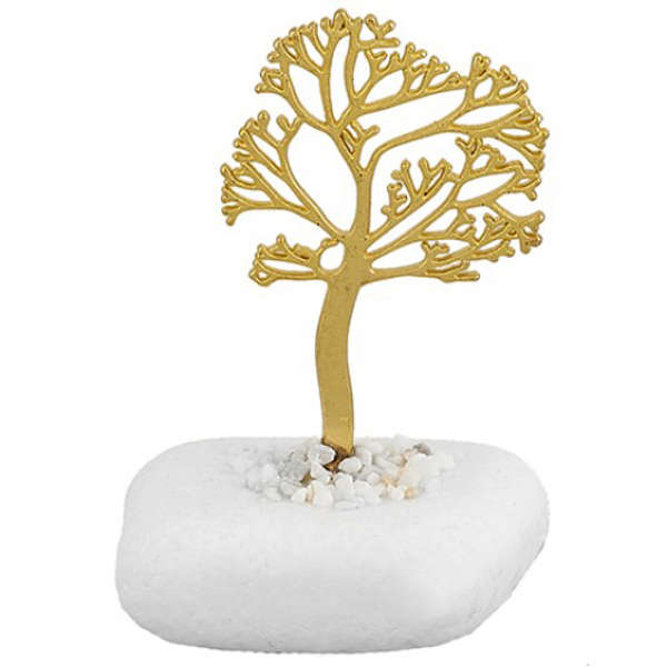 Μπομπονιέρα γάμου με μεταλλικό δέντρο ζωής σε τρία χρώματα χρυσό, ασημένιο, μπρονζέ επάνω σε μεγάλο λευκό βότσαλο.