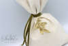 Μπομπονιέρα γάμου πουγκί σε εκρού χρώμα, από λινό ύφασμα, μεταλλικό κλαδί ελιάς και κορδόνι σουετ