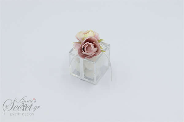 Μπομπονιέρα γάμου με plexiglass τετράγωνο κουτάκι, με υφασμάτινα λουλουδάκια