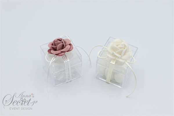 Μπομπονιέρα γάμου plexiglass τετράγωνο κουτάκι, με τριαντάφυλλα