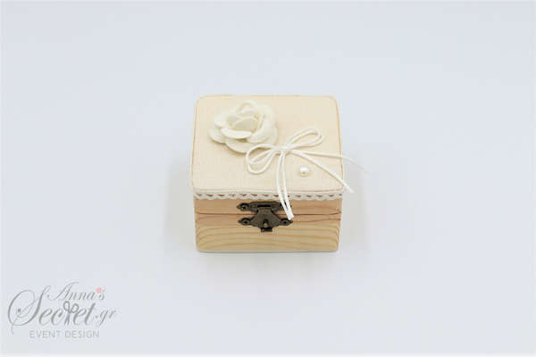 Μπομπονιέρα γάμου ξύλινο τετράγωνο κουτάκι, με επένδυση από ύφασμα, δαντέλα & κουφέτα Χατζηγιαννάκης