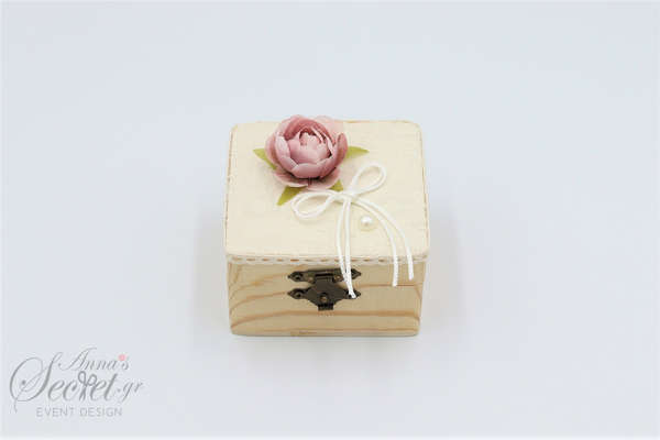 Μπομπονιέρα γάμου, κουτάκι ξύλινο τετράγωνο, με δαντέλα, διακοσμημένο με υφασμάτινο τριαντάφυλλο