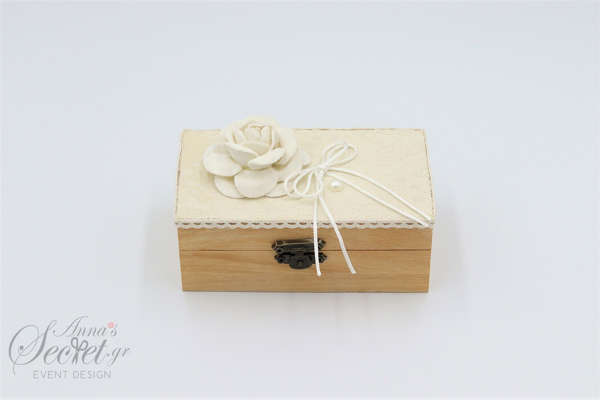 Μπομπονιέρα γάμου ξύλινο παραλληλόγραμμο κουτί, με δαντέλα, διακοσμημένο με τριαντάφυλλο