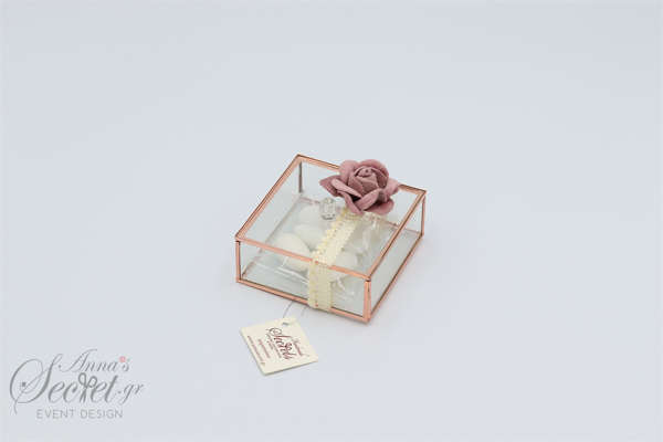 Μπομπονιέρα γάμου γυάλινο κουτάκι, σε χρυσό, ασημί και ροζ χρυσό, με τριαντάφυλλο από βελούδο, κουφέτα Χατζηγιαννάκη