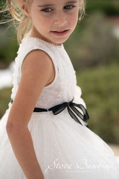 Stova Bambini Εκρού φόρεμα εποχής με σούρα στη μέση που χαρακτηρίζεται από το μαύρο ζωνάκι στη μέση.