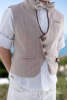 Trendy κοστούμι βάπτισης με νέο εντυπωσιακό σχέδιο γιλέκου σε έναν υπέροχο, καλοκαιρινό συνδυασμό με αποχρώσεις της άμμου