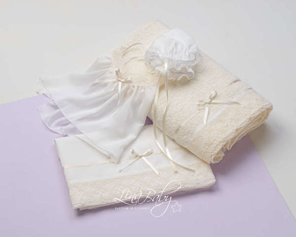Βαμβακερό σετ λαδόπανου σε λευκό και ιβουάρ χρώμα με διακοσμητική γαλλική δαντέλα κορδονέ και σατέν κορδέλα.