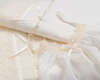 Βαμβακερό σετ λαδόπανου σε λευκό και ιβουάρ χρώμα με διακοσμητική γαλλική δαντέλα κορδονέ και σατέν κορδέλα.