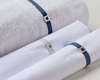 Βαμβακερό σετ  λαδόπανων σε λευκό χρώμα με διακοσμητικές τρέσες σε λευκό-μπλε ή λευκό-γκρι χρώμα και ασημένιο διακοσμητικό τετράγωνο
