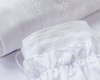 Βαμβακερό σετ λαδόπανου σε  δύο χρώματα λευκό και εκρού, με διακοσμητική βαμβακερή φάσα και τρέσα δαντέλας Broderies Anglais.