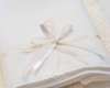 Βαμβακερό σετ  λαδόπανου σε δύο χρώματα λευκό και εκρού με μίνιμαλ διακόσμηση από σατέν κορδέλα και φιογκάκι δαντέλας
