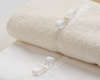 Βαμβακερό σετ λαδόπανου σε δύο χρώματα λευκό και εκρού με διακοσμητική δαντέλα, σατέν τρέσα και φιόγκο με πέρλα
