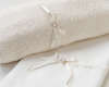 Bαμβακερό σετ λαδόπανων σε λευκό και εκρού χρώμα με διακοσμητική τρέσα «γλωσσάκια», σατέν φιογκάκι και εντυπωσιακό κουμπάκι με στρας και πέρλα