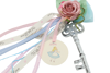 Μπομπονιέρα βάπτισης διακοσμητικό μεταλλικό κλειδί με τριαντάφυλλο σε vintage ύφος, κορδέλες και καρτελάκι με την Αλίκη στην χώρα των θαυμάτων