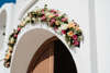 Εικόνα με Στολισμός Κολυμπήθρας και γιρλάντα εκκλησίας τριαντάφυλλα