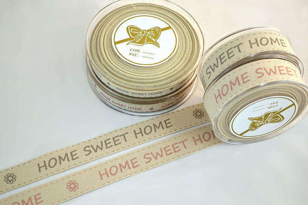 Βαμβακερή κορδέλα tella με μονόχρωμη εκτύπωση "HOME SWEET HOME" και ούγια στο τελείωμα,  σε 2 αποχρώσεις