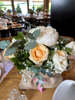 Διακοσμητικό τραπεζιού πουγκί απο λινάτσα με φυσικά λουλούδια τριαντάφυλλα, ορτανσίες και παιώνιες