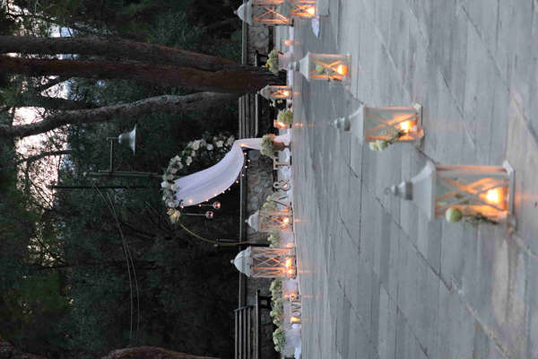 Στολισμός γάμου με λουλούδια σε λευκά και εκρού χρώματα