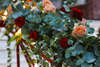 Στολισμός γάμου με λουλούδια σε κόκκινους, cappuccino και σάπιο μήλο χωματισμούς,