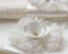 Εντυπωσιακό αλλά συνάμα Απλό βαμβακερό λαδόπανο σε Λευκό και Ιβουάρ χρώμα. Φαρδυά φάσα από Duchess ύφασμα σε όλο το μήκος του λαδόπανου και χειροποίητο εντυπωσιακό λουλούδι στο κέντρο της φάσας από τούλι, κομμένα πεταλάκια από Duchess και στρας τύπου Swarovski. Η Πάβλοβα διατείθεται σε δύο  χρώματα Εκρού/Εκρού & Λευκό/Powder Pink.