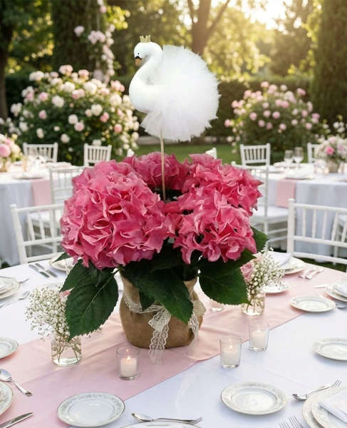 Centerpiece Βάπτισης Κύκνος με Ορτανσία & Λινάτσα